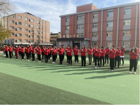 齐头并进促执行凝心聚力共拼搏——解放教育集团富锦小学半日团队拓展活动